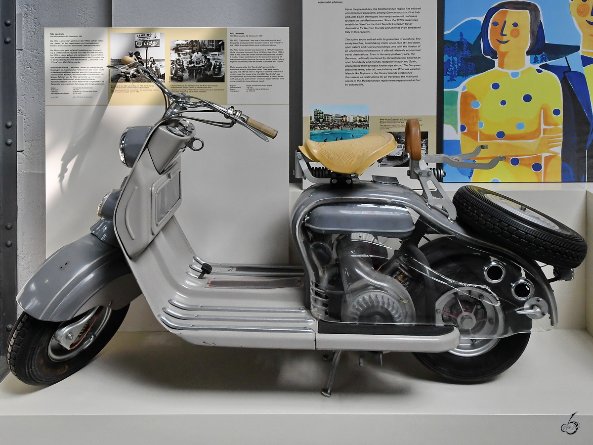 Ein Motorroller NSU Lambretta von 1952, so gesehen Mitte August 2020 im Verkehrszentrum des Deutschen Museums in München zu sehen.
