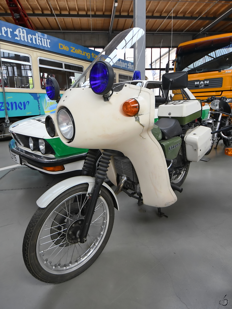 Ein MZ ETZ-250 Polizeimotorrad war Mitte August 2020 im Verkehrszentrum des Deutschen Museums in München ausgestellt.