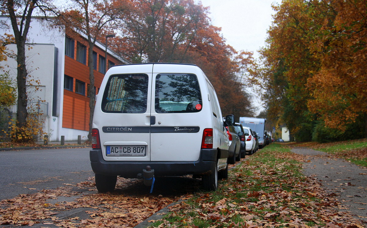 Ein Nachschuss von einem Citroen Berlingo steht an der Aachener-und-Münchener-Allee. Aufgenommen in Aachen. 
Am Morgen vom 4.11.2016.