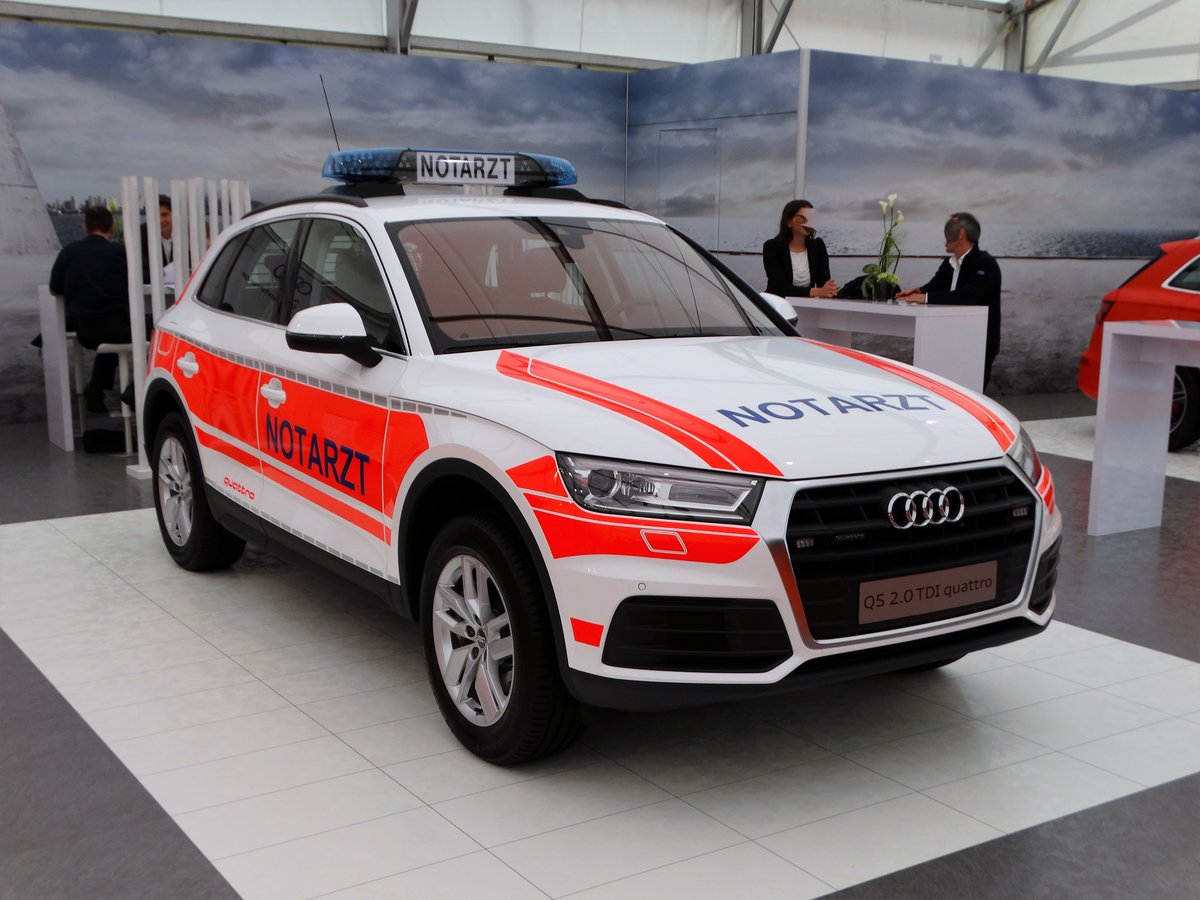 Ein neuer Audi Q5 als NEF am 12.05.17 auf der RettMobil in Fulda