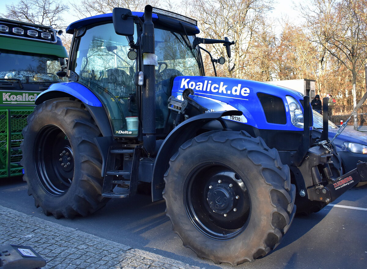Ein New Holland TS 130 A Delta Traktor am 08.01.24 Großer Stern Berlin bei der Demo der Landwirte.