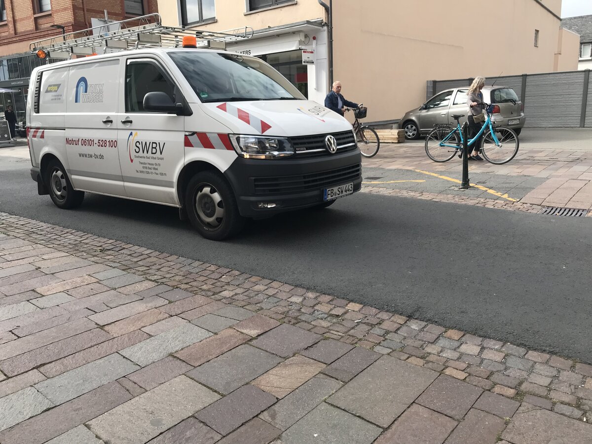 Ein Notfahrzeug, aufgenommen zwischen den Bushaltestellen Ritterstraße und Niddaplatz. 20.09.2021 | 16:34 Uhr