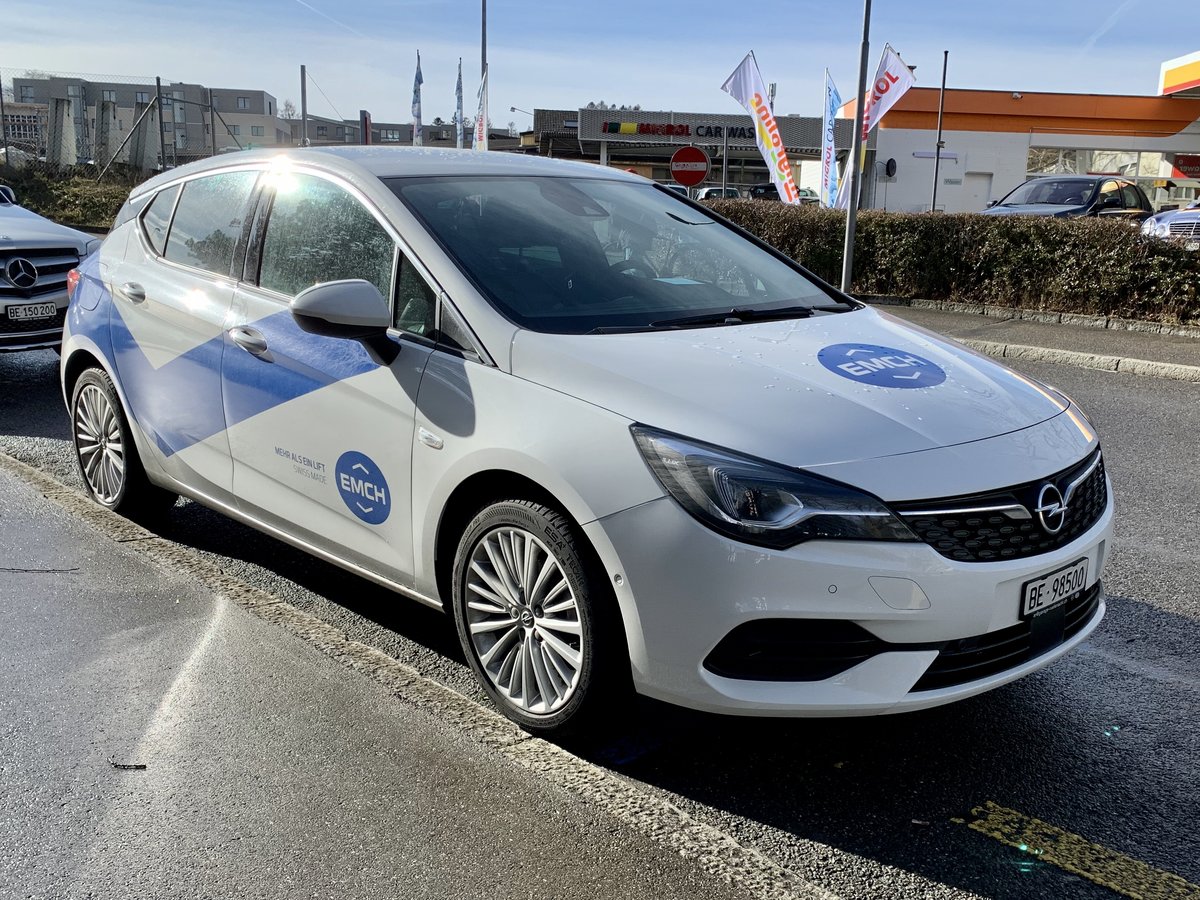 Ein Opel Astra von Emch Aufzüge am 30.1.2020 in Bern parkiert.