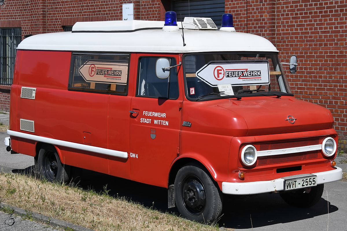 Ein Opel Blitz der letzten Generation als Feuerwehrgerätewagen der Stadt Witten. (Hattingen, Juni 2019)