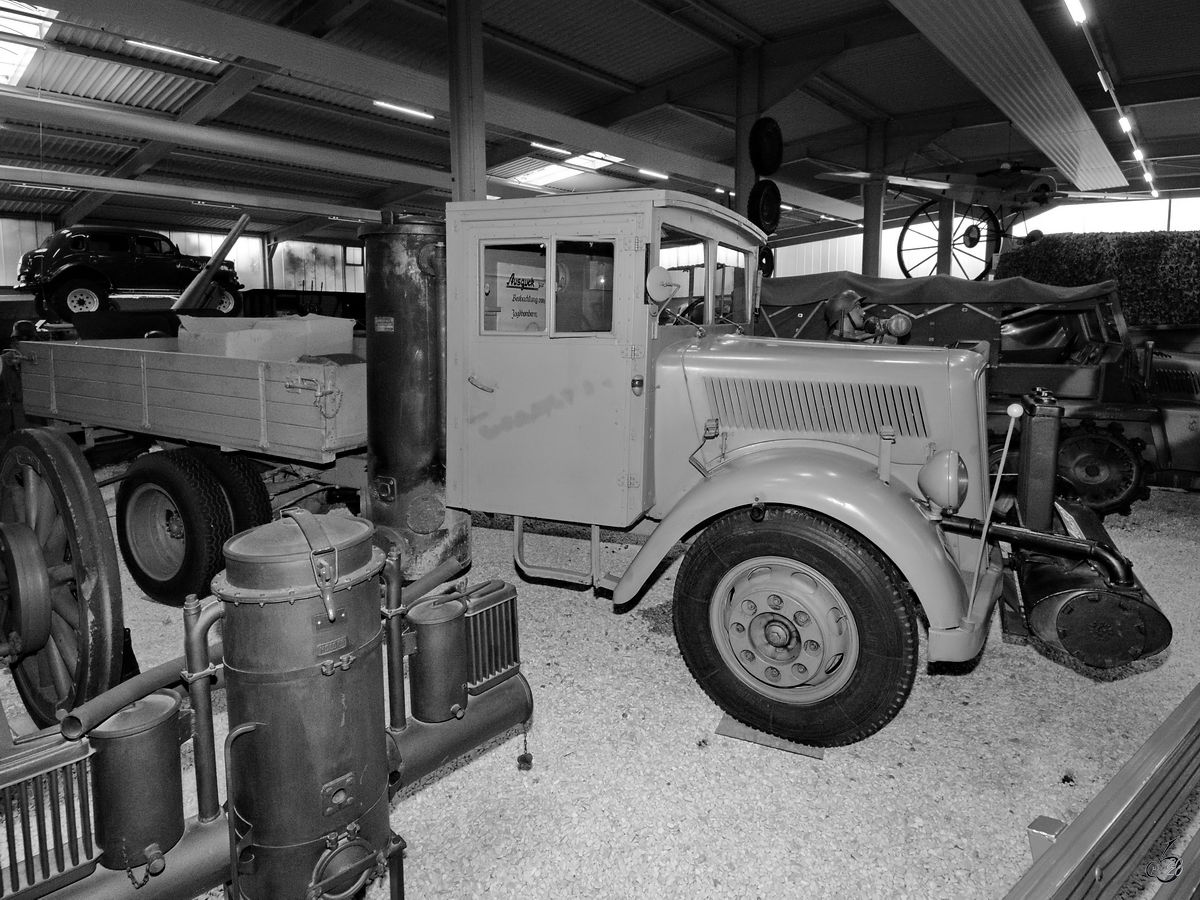 Ein Opel Blitz LKW mit Holzvergaser ist Teil der Ausstellung im Auto- und Technikmuseum Sinsheim. (Dezember 2014)