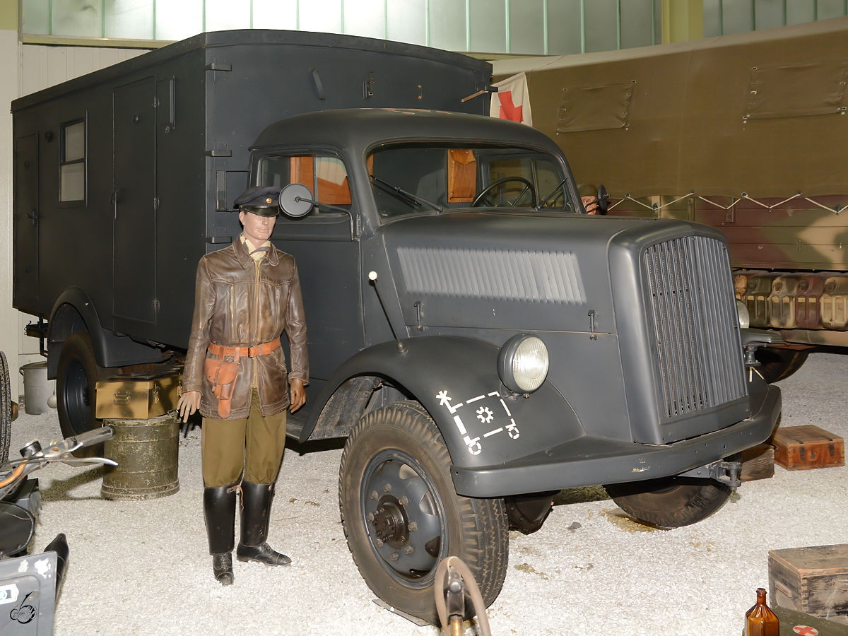 Ein Opel Blitz der Wehrmacht mit Kofferaufbau ist Teil der Ausstellung im Auto- und Technikmuseum Sinsheim. (Dezember 2014)