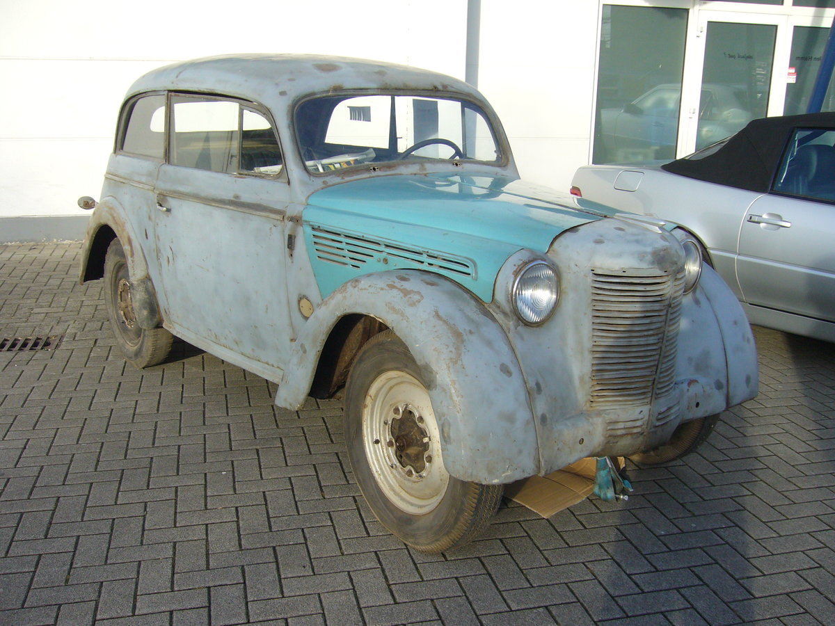 Ein Opel Kadett des Modelljahres 1938 wartet auf einen Käufer, der ihn restauriert. Oldtimermarkt an den Zentralhallen in Hamm am 23.02.2019.