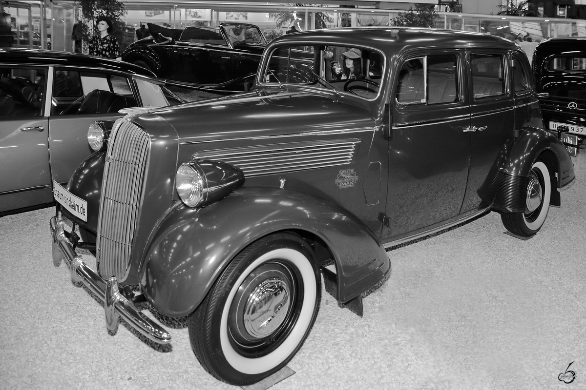 Ein Opel Super 6 von 1938. (Auto- und Technikmuseum Sinsheim, Dezember 2014)