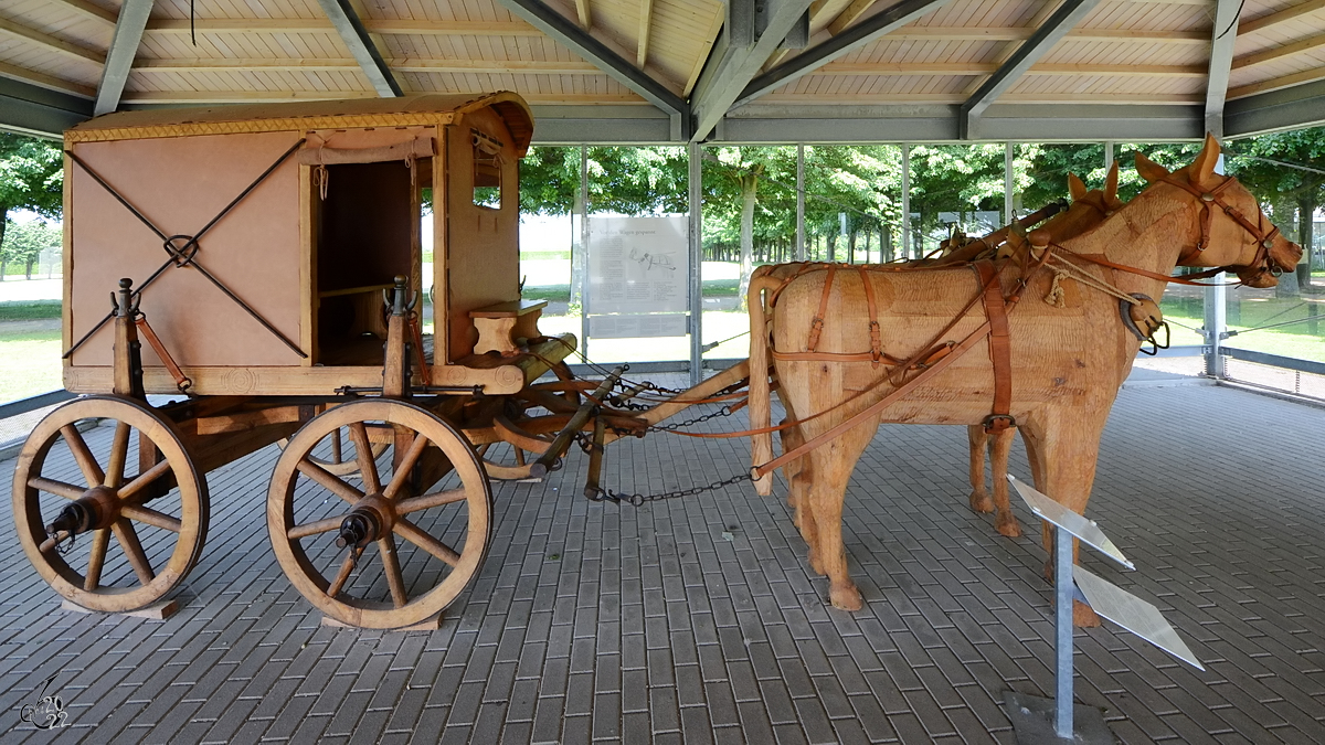 Ein originalgetreuer Nachbau eines schweren Reisewagens aus dem Römischen Reich vom Typ Carruca ist in Xanten zu finden. (Mai 2011)