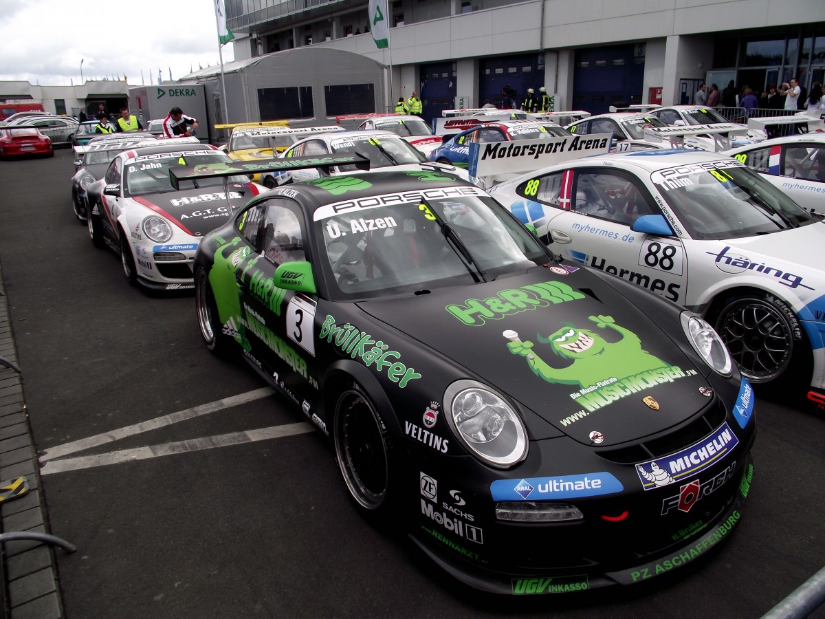 Ein paar Porsche GT3 Cup stehen am 07.08.11 auf dem Nürburgring 