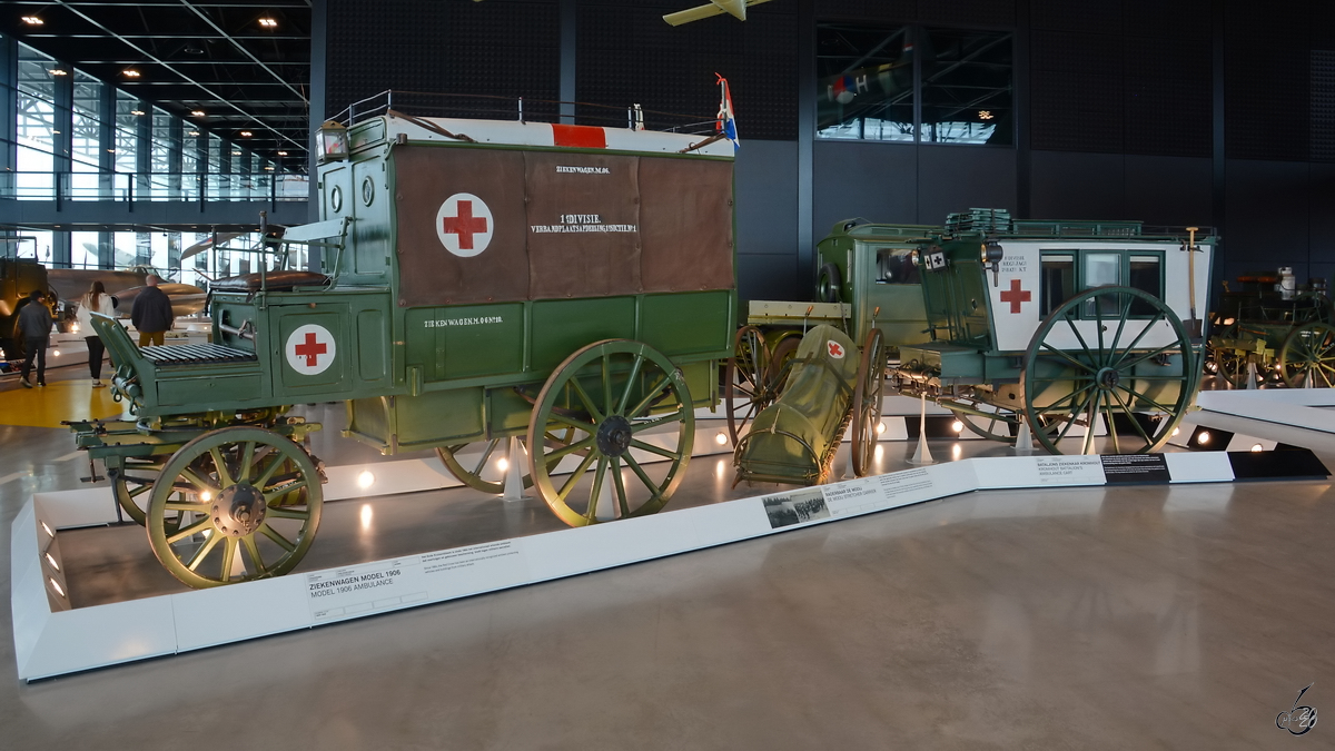 Ein paar Sanitätsfuhrwerke und -handwagen waren Ende Dezember 2016 im Nationalen Militärmuseum Soesterberg zu sehen.