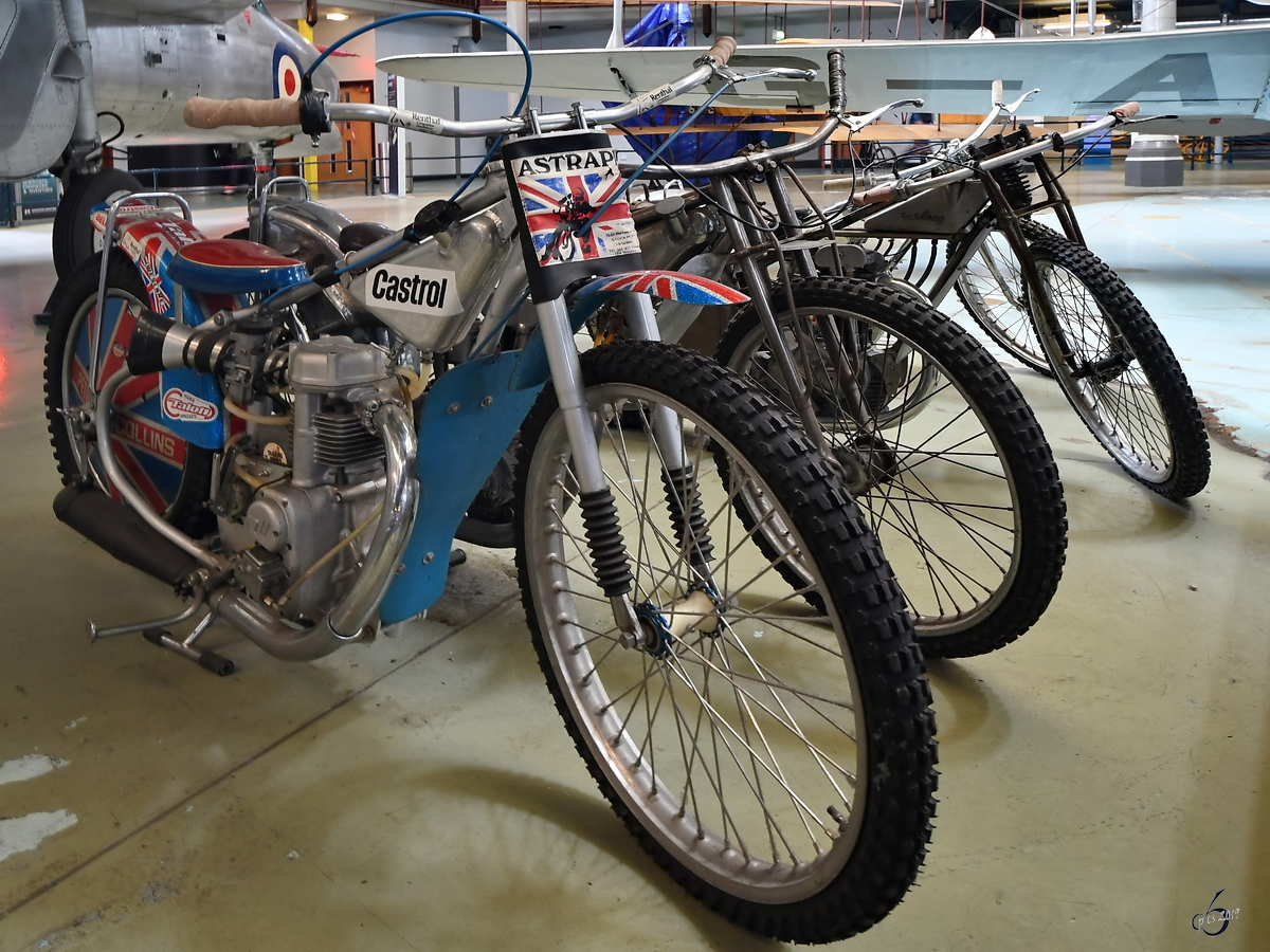 Ein paar Speedway-Motorräder sind im Museum of Science and Industry in Manchester ausgestellt. (Mai 2019)