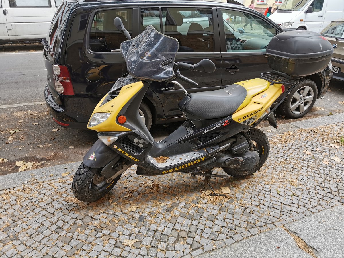 Ein Peugeot Motorroller. Aufgenommen am 12.06.2020 in Berlin.