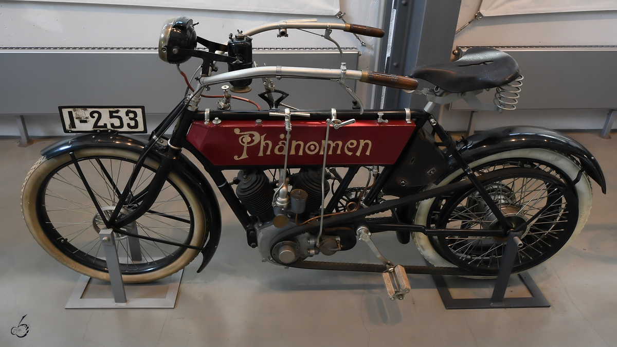 Ein Phänomen Phänomobil Modell 2 von 1908 ist im Verkehrszentrum des Deutschen Museums in München ausgestellt. (August 2020)