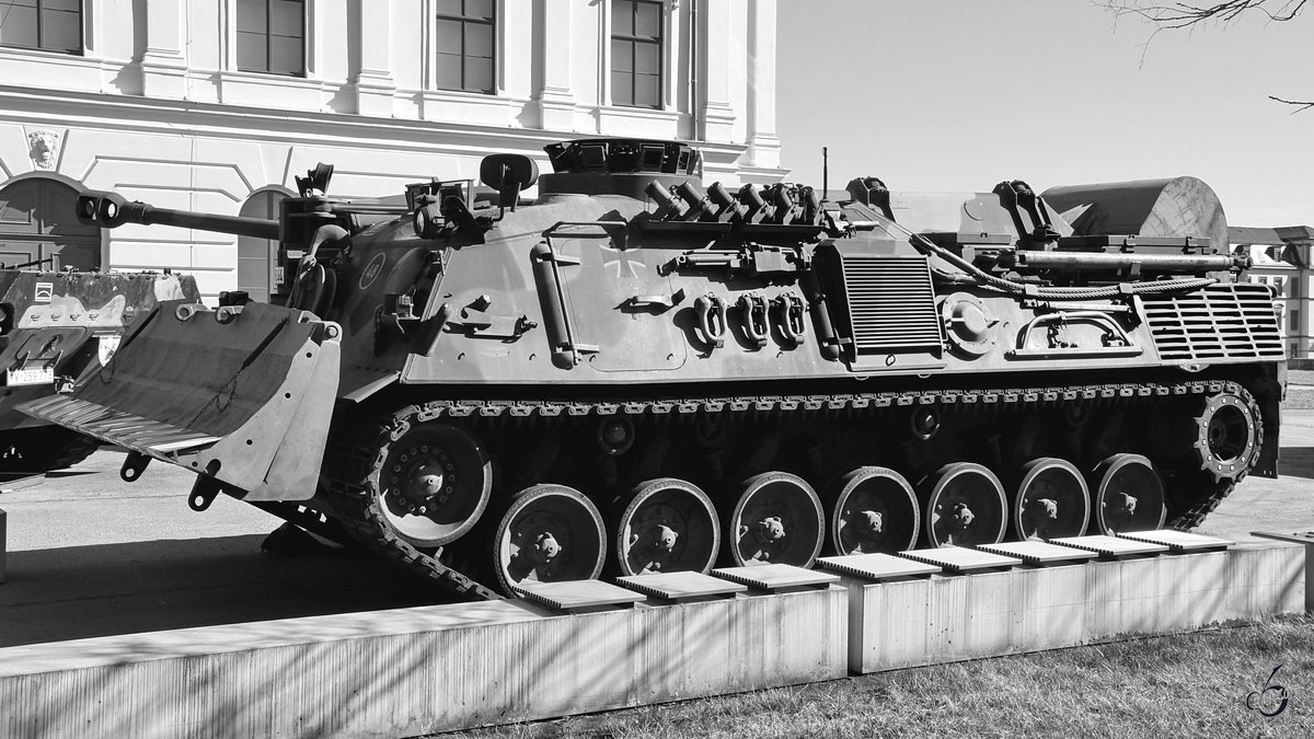 Ein Pionierpanzer 2A1 Dachs im Militärhistorischen Museum der Bundeswehr. (Dresden, April 2018)