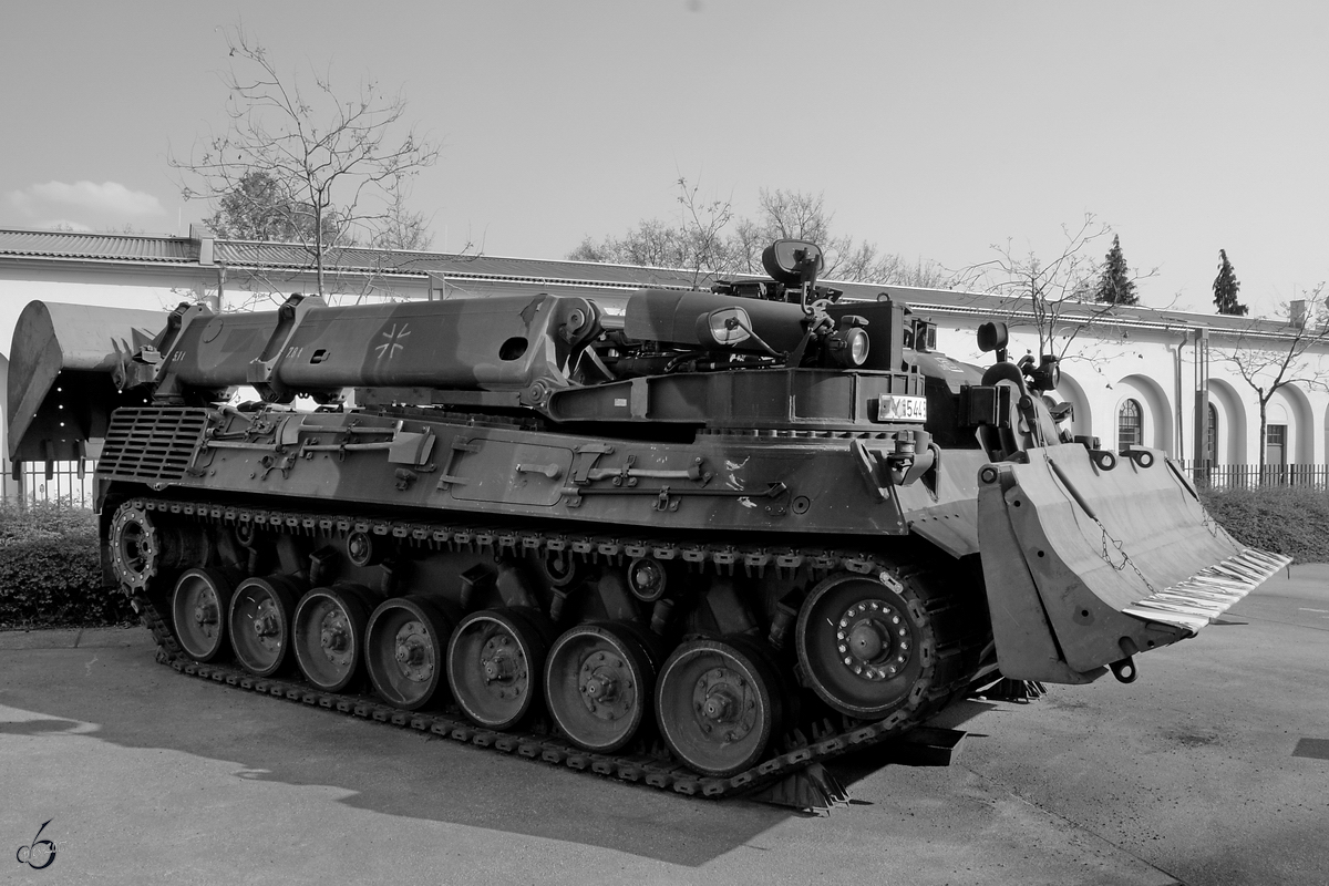 Ein Pionierpanzer 2A1 Dachs im Militärhistorischen Museum der Bundeswehr. (Dresden, April 2017)
