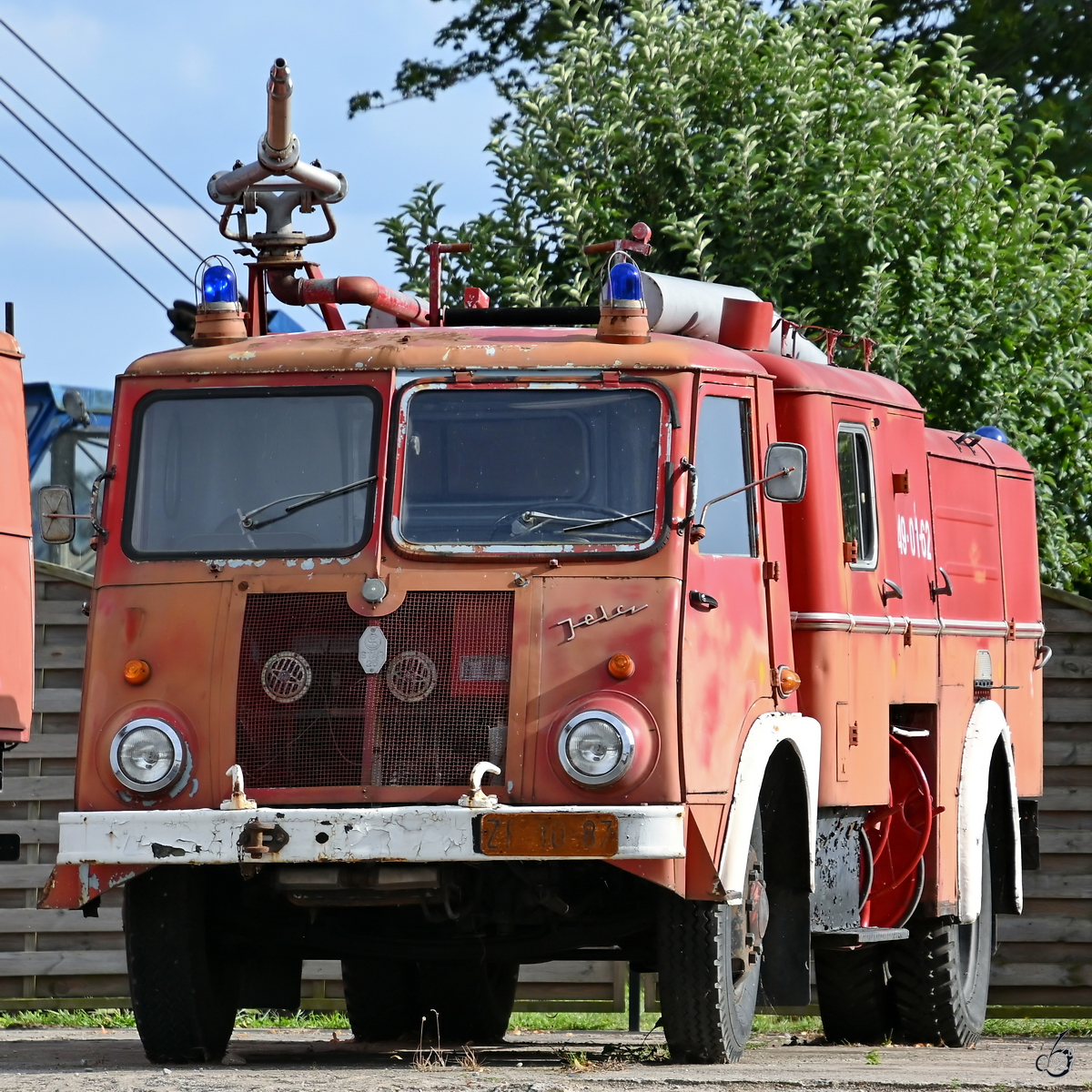 
Ein in Polen gebautes Tanklöschfahrzeug TLF 8/20 (Jelcz 003/Star 25) ist Teil der Ausstellung im DDR-Museum Dargen. (August 2021)