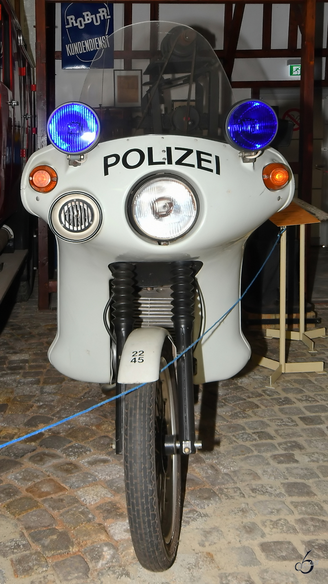 Ein Polizeimotorrad MZ ETZ-250 steht im Sächsischen Nutzfahrzeugmuseum Hartmannsdorf. (August 2018)