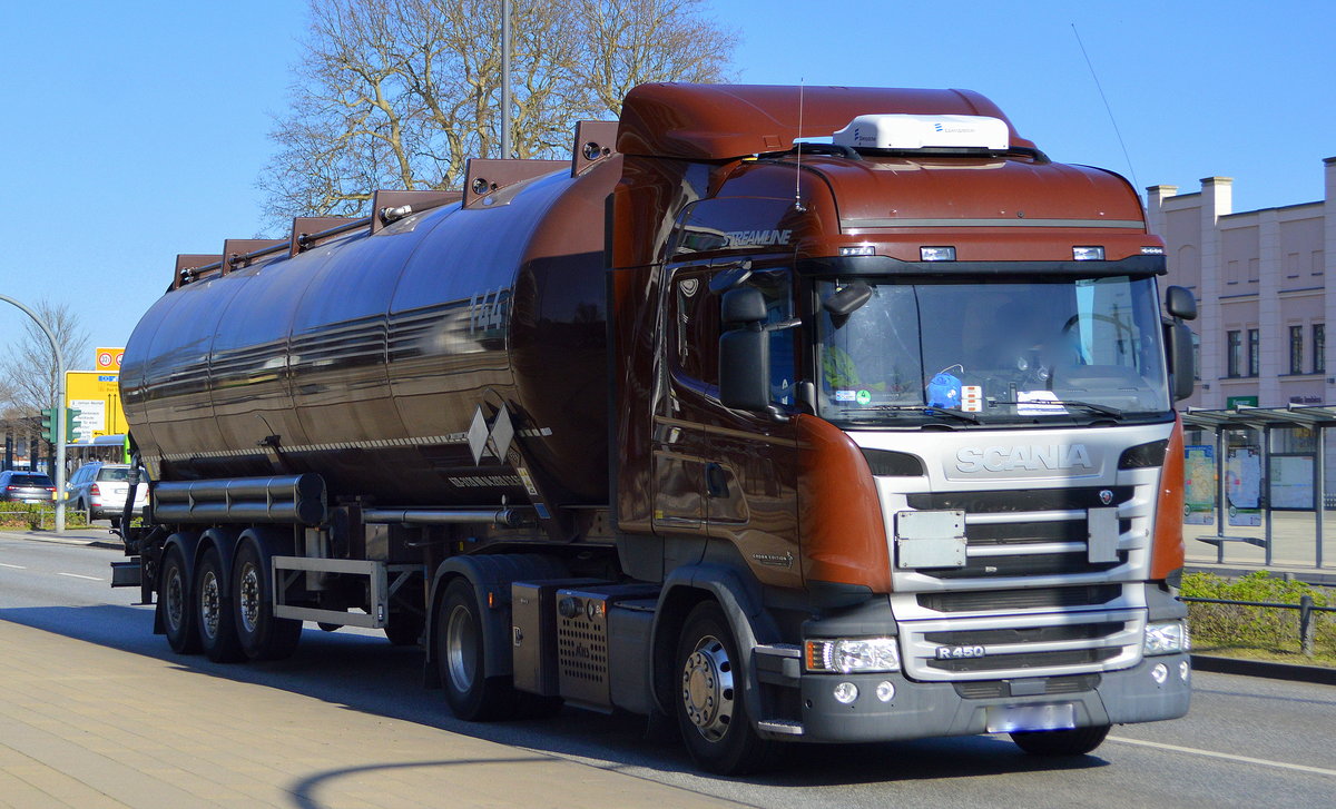 Ein polnischer Tankauflieger-Sattelzug ganz in braun mit SCANIA R 450 Zugmaschine (CROWN EDITION) am 23.03.20 Brandenburg Hbf.