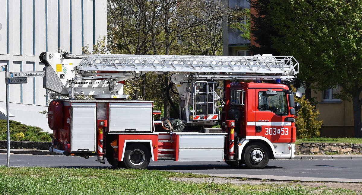 Ein polnisches Drehleiterfahrzeug (MAN TGL 12.240) der Feuerwehr der Stadt Kostrzyn nad Odrą, 04.05.23
