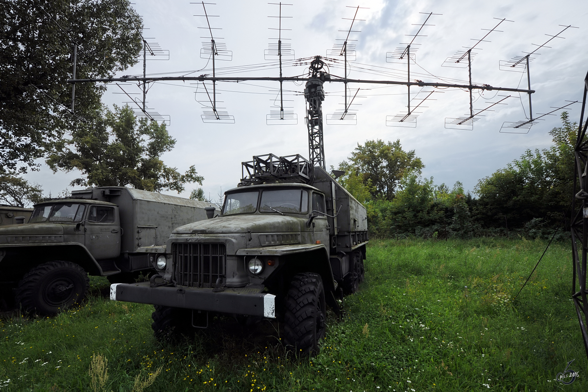 Ein Radargerät vom Typ P-18 Terek zur Aufklärung von Luftzielen und zur Zielzuweisung in der Zweigstelle Fort IX  Sadyba  des Armeemuseums Warschau auf einem LKW Ural 375D. (August 2011) 