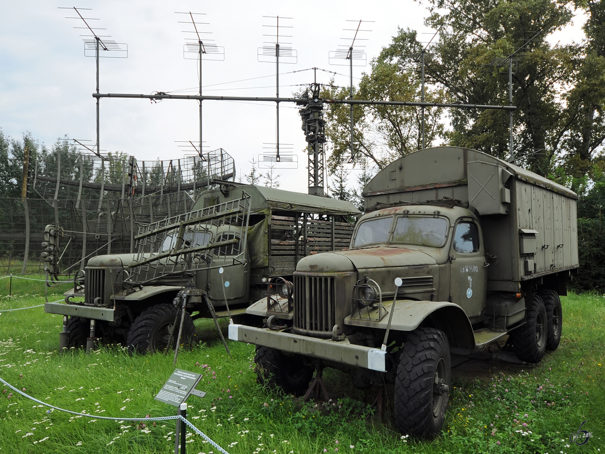 Ein Radarsystem vom Typ P-12MA Yenisei (Spoon Rest A) zur Aufklärung von Luftzielen und zur Zielzuweisung in der Zweigstelle Fort IX  Sadyba  des Armeemuseums Warschau auf einem LKW Zil-157. (August 2011) 