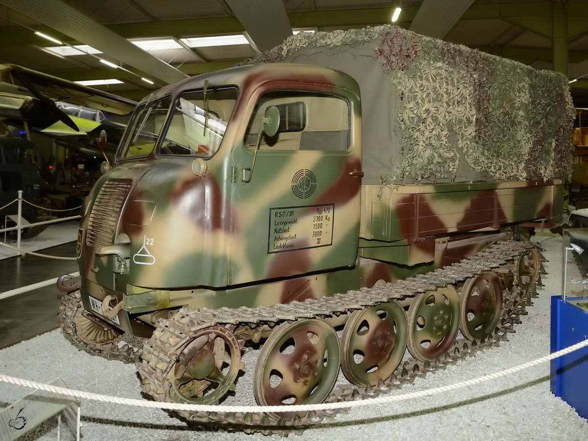 Ein Raupenschlepper Ost RSO von 1944 war im Dezember 2014 im Auto- und Technikmuseum Sinsheim zu sehen.