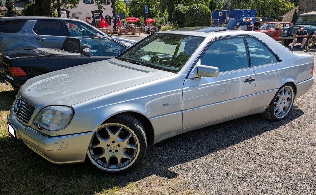 Ein rechts gelenkter Mercedes Benz C140. Die Baureihe C140 war die Coup�-Version der S-Klassen-Baureihe W140 und stand von 1992 bis 1999 im Verkaufsprospekt der Untert�rkheimer. Hier wurde ein, vom Mercedes Benz-Veredler Brabus aus Bottrop, optimiertes Coupe ausgestellt. Breakfast Classic meeting in Pontneddfechan/South Wales am 30.05.2026.