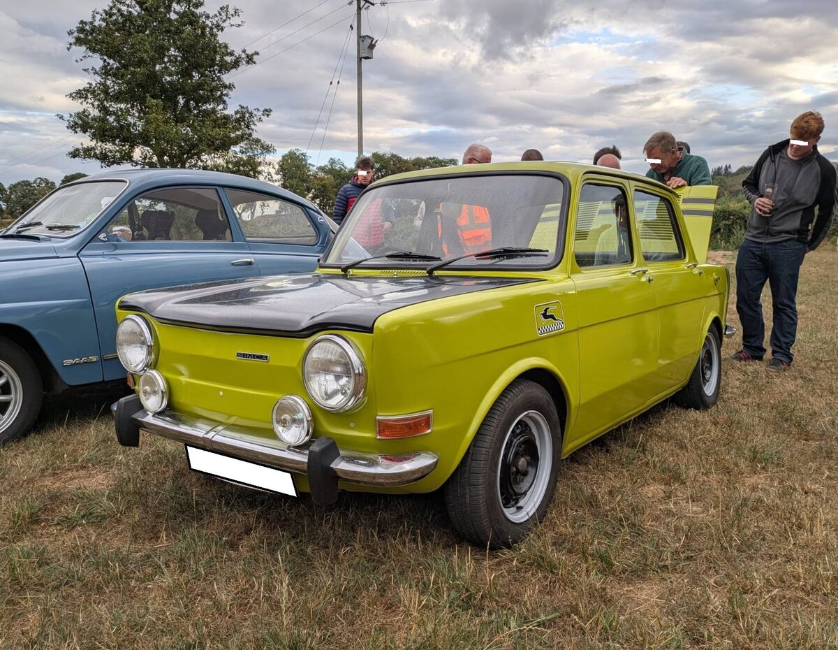 Ein rechts gelenkter Simca 1000 Rallye 1. Das Leben eines Simca Rallye 1 war in der Regel kurz und schmerzhaft. Der arme Kerl wurde gequ�lt, denn so einen giftgr�nen  Kohlenkasten , der von vorn ungef�hr so aussah wie von hinten, kaufte sich niemand, um damit die Kinder in den Kindergarten zu kutschieren, trotz seiner vier niedlichen T�ren. Er wurde hart ran genommen. (Ich habe da gerade die Auto Bild Klassik zitiert). Der im Heck verbaute Vierzylinderreihenmotor hat einen Hubraum von 1294 cm� und leistet serienm��ig 60 PS. Dieser Rallye ist im Farbton  vert acide  lackiert. Treffen des Chainbridge classic car club auf der Wiese vor einem Pub in Chainbridge/Wales im Juli 2025.