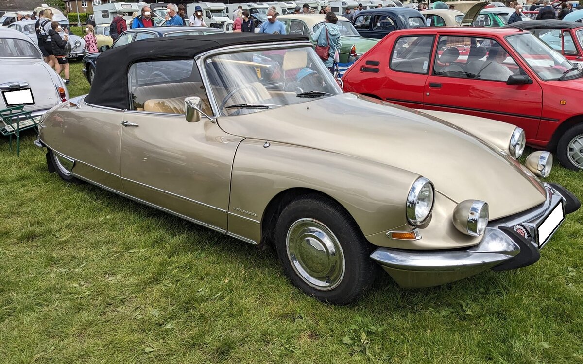 Ein rechts gelenktes Citroen DS21 Cabriolet d´usine aus dem Jahr 1966. Insgesamt verließen 1365 dieser exclusiven Cabriolets die Werkshallen der Karosseriemanufaktur des Henri Chapron in Levallois-Perret bei Paris. Das elegante Cabriolet wird von einem Vierzylinderreihenmotor angetrieben, der aus einem Hubraum von 2175 cm³ rund 109 PS leistet. Steam and vintage show am 27.05.2024 in Abergavenny/South Wales.