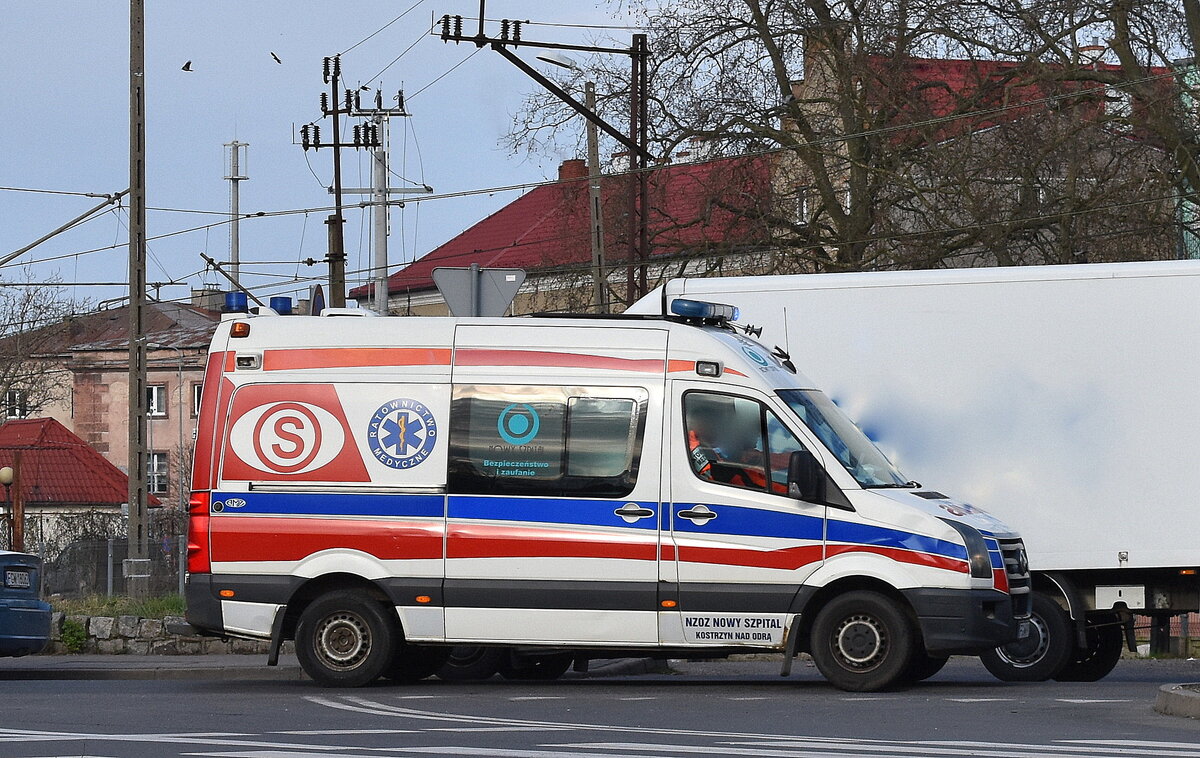 Ein Renault Master Rettungsfahrzeug (Ambulanz) am 20.03.24 in der polnischen Stadt Kostrzyn nad Odrą.