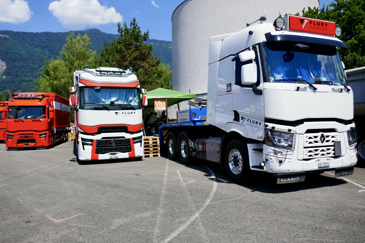 Ein Renault Sattelzug und weitere Renault von Flury am 27.6.26 beim Trucker Festival Interlaken.