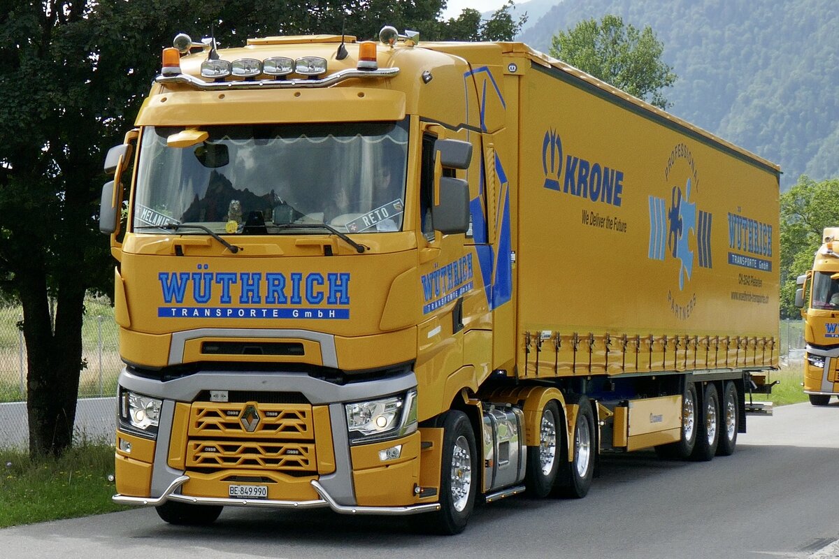 Ein Renault Sattelzug von W�thrich Transporter der am 28.6.24 zum Trucker Festival f�hrt in B�nigen.