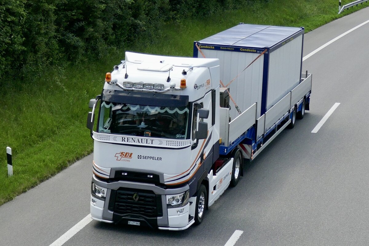 Ein Renault Schwerlast Sattelzug von SDL AG am 28.6.24 unterwegs zum Trucker Festival auf der A8 in Matten b. Interlaken.