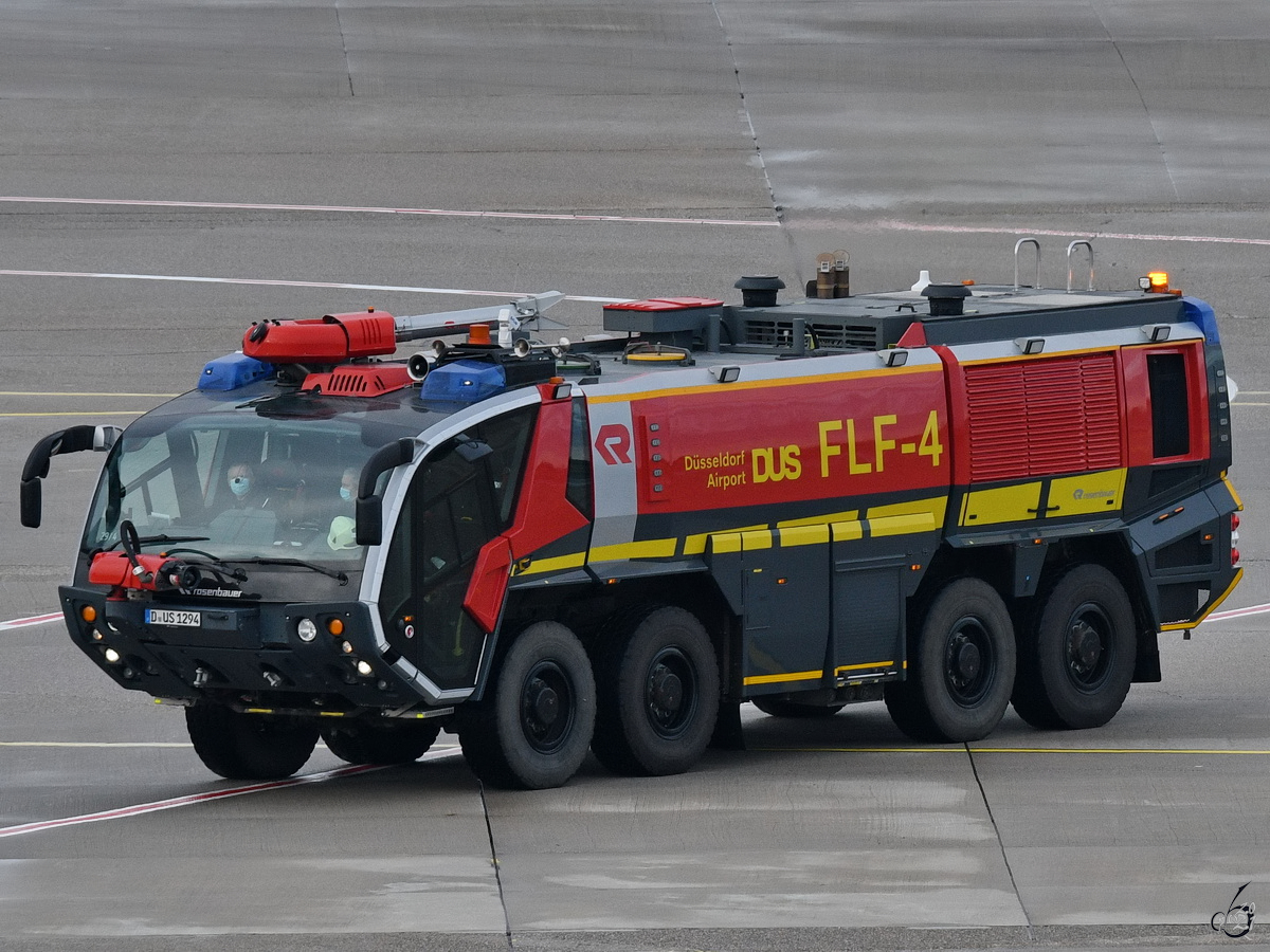 Ein Rosenbauer-Großflughafenlöschfahrzeug GFLF 14000/500  Panther  war Ende Dezember 2021 auf dem Gelände des Flughafen Düsseldorf unterwegs.