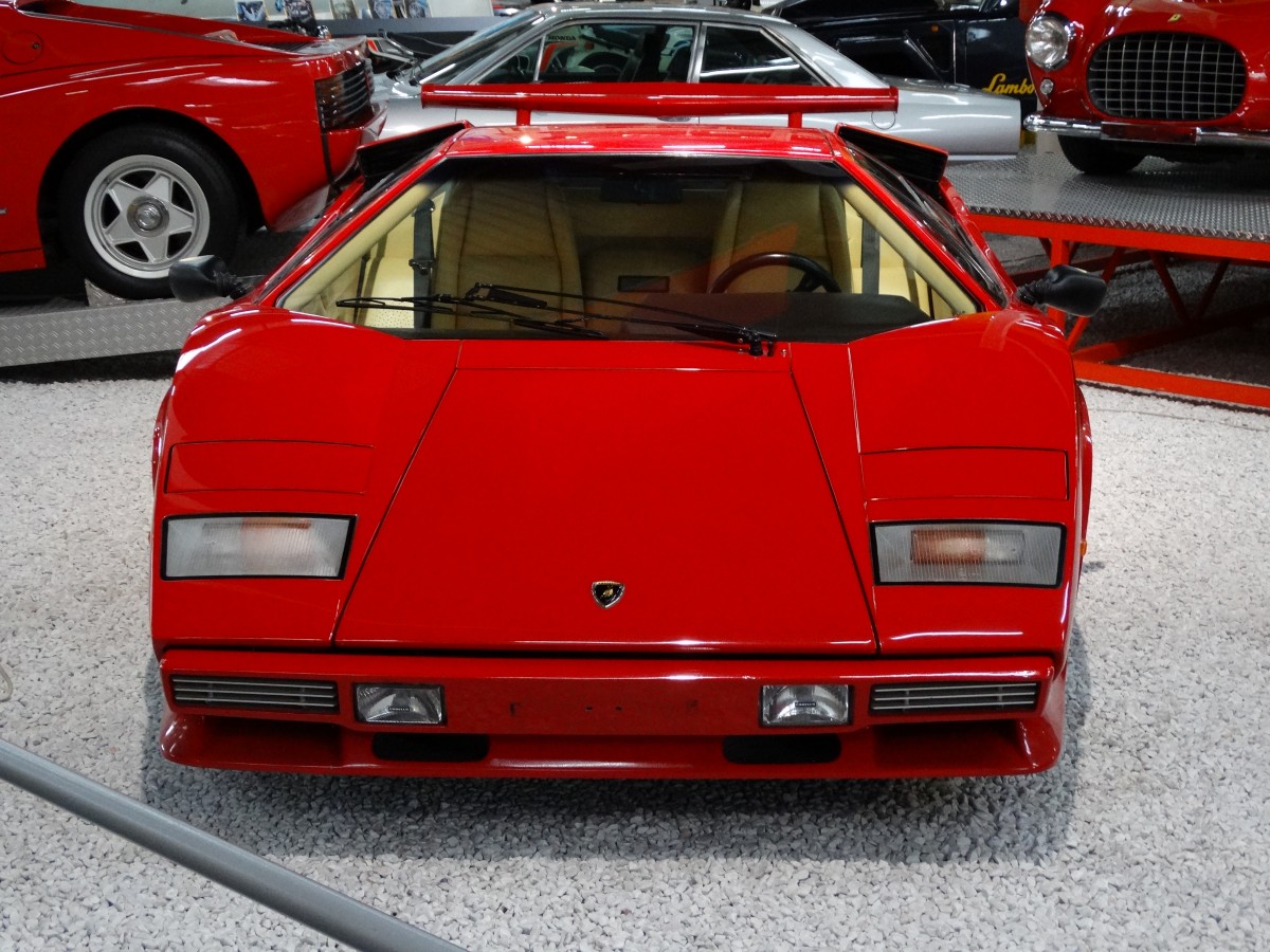 Ein roter Lamborghini am 22.11.14 im Technik Museum Sinsheim 