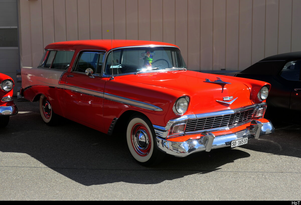 Ein Rot/Weisser Chevrolet Bel Air zu Besuch am Oldtimer Treff auf den Areal des Flugplatz in Bleienbach am 14.06.2026