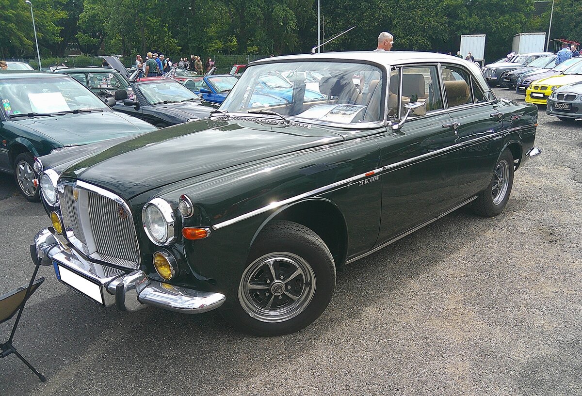 Ein Rover P5B 3,5 Litre Coupe namens  Sir James Archibald  aus dem Jahr 1970. Gebaut wurde das Modell in den Jahren von 1967 bis 1973. Der P5B basierte auf dem bereits 1958 vorgestellten P5, der von einem Sechszylinderreihenmotor mit 3.0l Hubraum angetrieben wurde. Ab 1967 stand dann auch der gezeigte 3.5 Litre im Verkaufsprospekt von Rover. Er wird von einem V8-Motor aus dem Hause Buick angetrieben. Dieser hat einen Hubraum von genau 3528 cm� und verhilft dem Auto mit seinen 157 PS zu einer H�chstgeschwindigkeit von 170 km/h. Dann flossen aber auch bis zu 18 Litern Super-Benzin durch die Vergaser. Das gezeigte Auto d�rfte in der Farbkombination brooklands green/snowberry white lackiert sein. 10. BCMM ( B ritish C ar M otorcycle M eeting) am 19.07.2026 an Mo´s Bikertreff in Krefeld.
