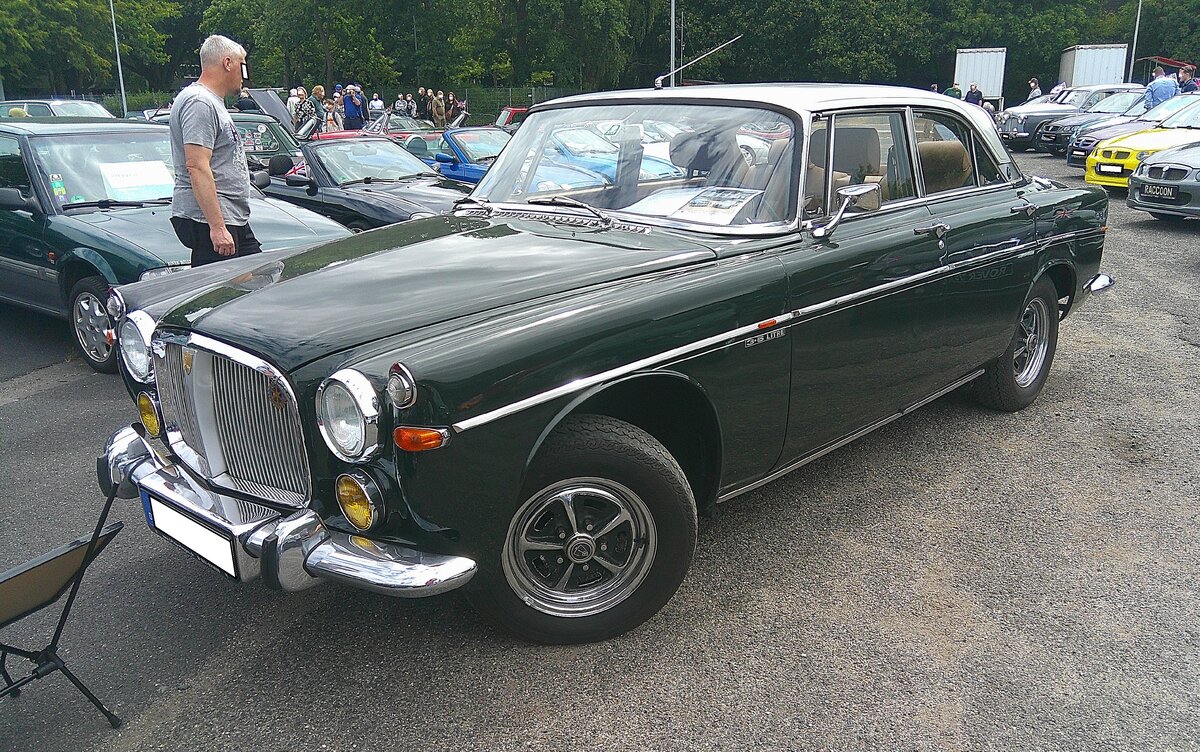 Ein Rover P5B 3,5 Litre Coupe namens  Sir James Archibald  aus dem Jahr 1970. Gebaut wurde das Modell in den Jahren von 1967 bis 1973. Der P5B basierte auf dem bereits 1958 vorgestellten P5, der von einem Sechszylinderreihenmotor mit 3.0l Hubraum angetrieben wurde. Ab 1967 stand dann auch der gezeigte 3.5 Litre im Verkaufsprospekt von Rover. Er wird von einem V8-Motor aus dem Hause Buick angetrieben. Dieser hat einen Hubraum von genau 3528 cm� und verhilft dem Auto mit seinen 157 PS zu einer H�chstgeschwindigkeit von 170 km/h. Dann flossen aber auch bis zu 18 Litern Super-Benzin durch die Vergaser. Das gezeigte Auto d�rfte in der Farbkombination brooklands green/snowberry white lackiert sein. 10. BCMM ( B ritish C ar M otorcycle M eeting) am 19.07.2026 an Mo´s Bikertreff in Krefeld.
