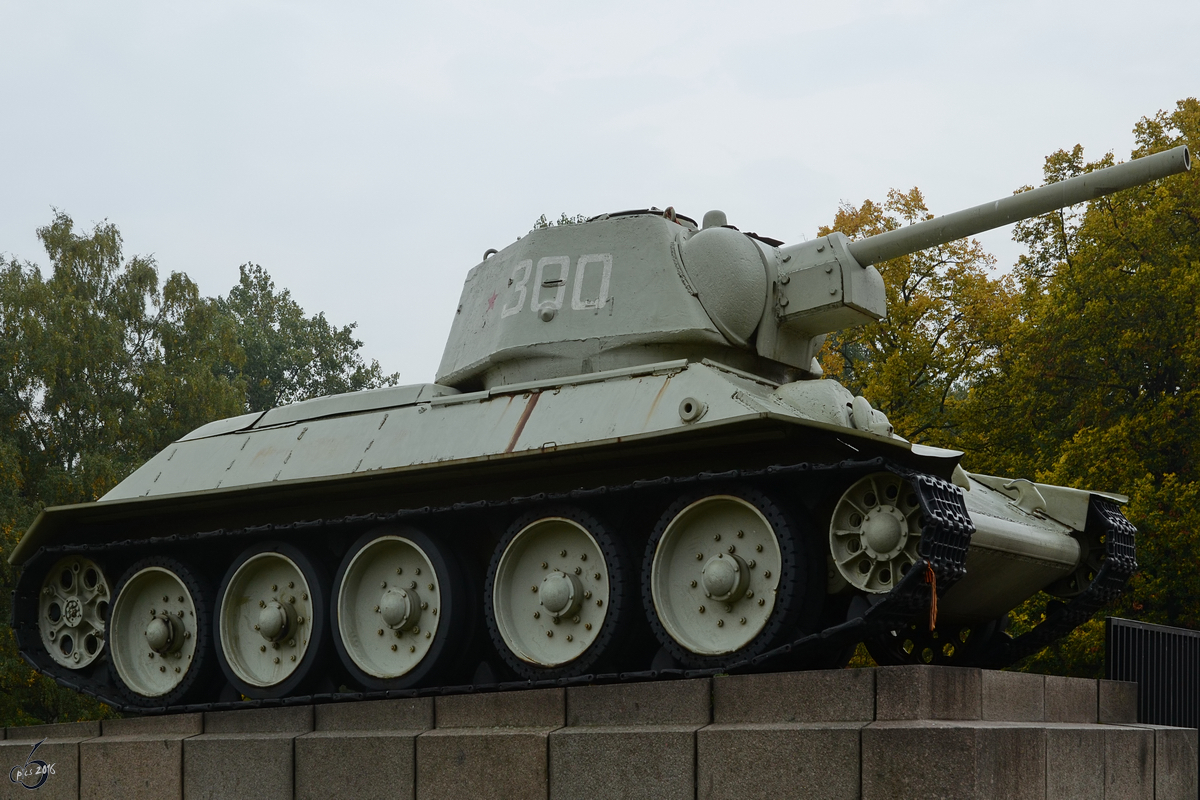 Ein russischer Panzer T-34 am Sowjetische Ehrenmal im Berliner Ortsteil Tiergarten. (Oktober 2013)