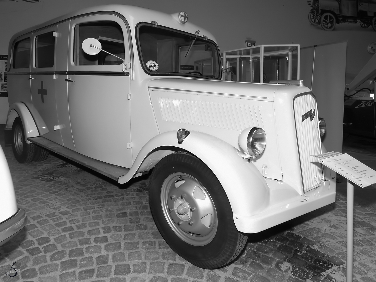 Ein Sanitätsfahrzeug vom Typ Opel Blitz 2.5-32 steht im Sächsischen Nutzfahrzeugmuseum Hartmannsdorf. (August 2018)