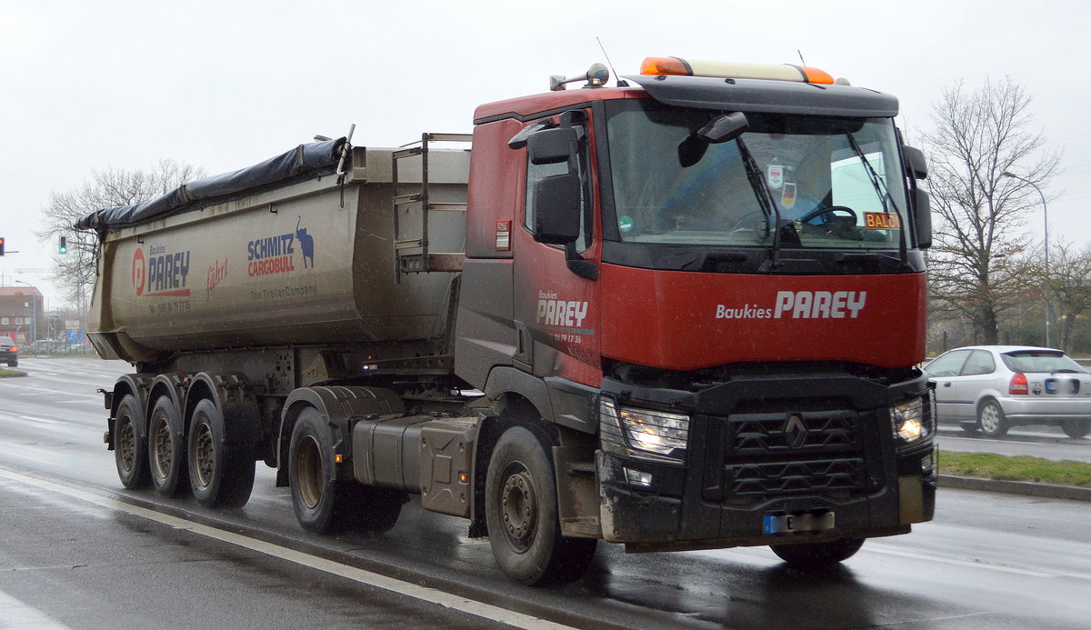 Ein Sattelkipper mit einer Renault Trucks ??? PS Zugmaschine der Fa. Baukies PAREY am 10.03.20 Schönefeld. 