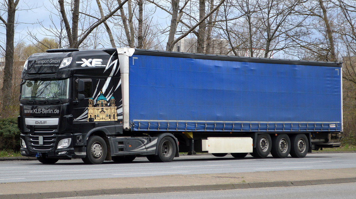Ein Sattelzug der Spedition KLB Transport GmbH mit DAF XF EURO 6 ??? PS Zugmaschine mit Berliner Motiv am 13.03.20 Berlin Marzahn. 