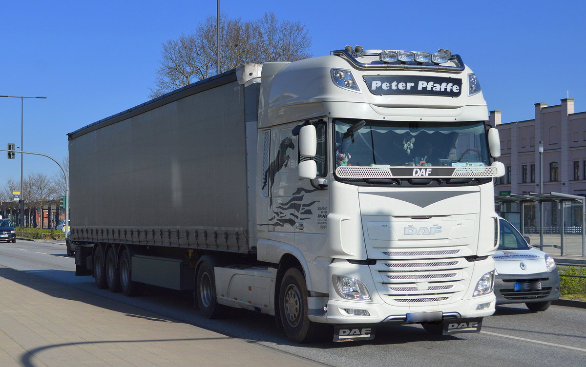 Ein Sattelzug der Spedition Peter Pfaffe mit DAF 480 PS Zugmaschine am 23.03.20 Brandenburg Hbf. 
