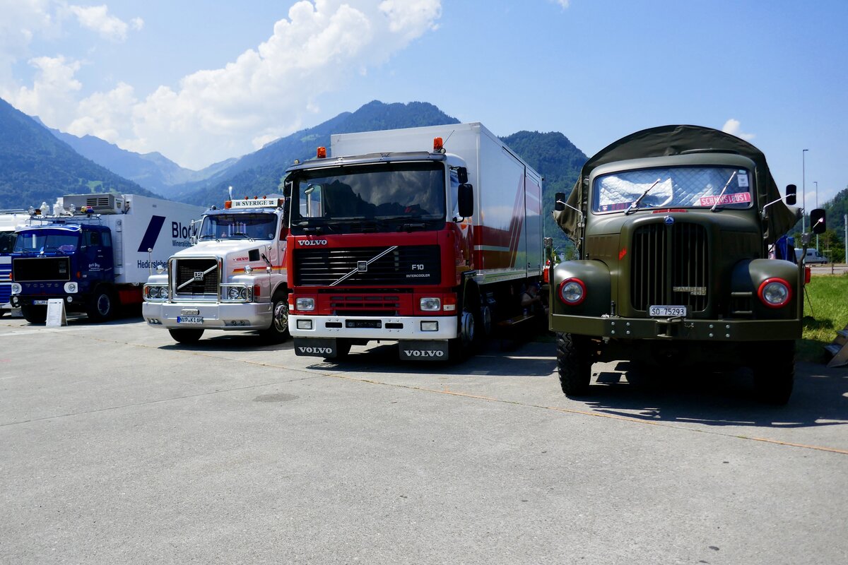 Ein Saurer mit Pritschenaufbau und ein Volvo F10 mit Pritschenaufbau und weitere LKW am 27.6.26 beim Trucker Festival Interlaken.