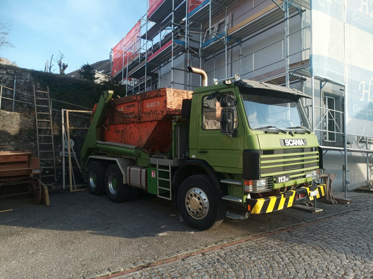 Ein Scania 113H als Absetzer an einer Baustelle im Schweizer Stein am 13.03.2022