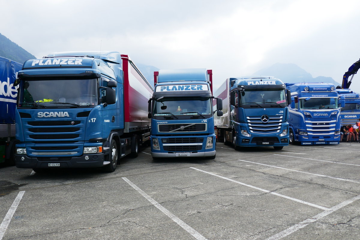 Ein Scania, Ein Volvo und ein MB von Planzer und 2 Scania von Brühlmann am 24.6.17 am Trucker Festival in Interlaken.