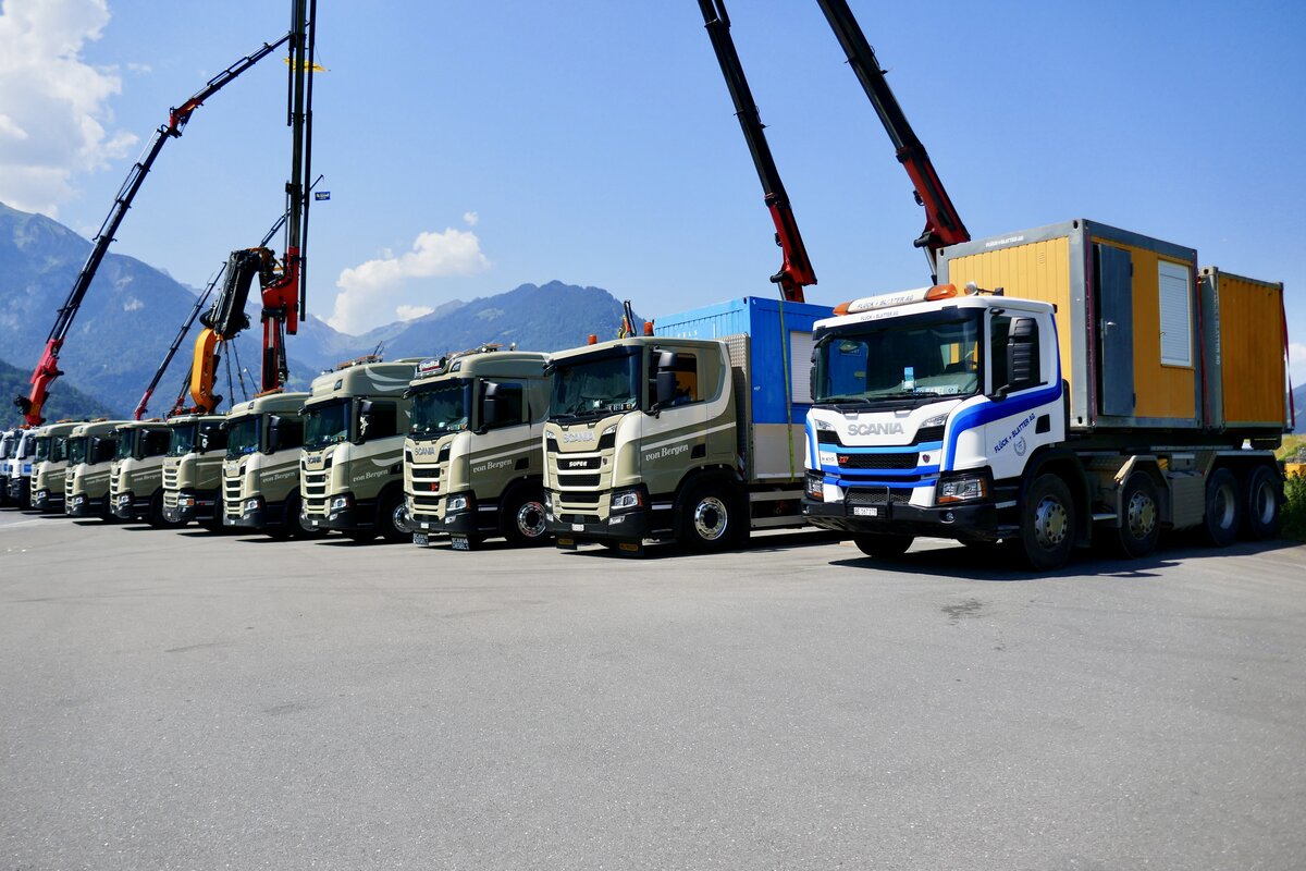 Ein Scania von Fl�ck + Blatter AG und mehrere Scania von von Bergen am 27.6.26 beim Trucker Festival Interlaken.