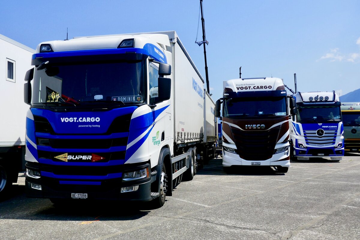 Ein Scania H�ngerzug, Iveco und Actros von Vogt Cargo am 27.6.26 beim Trucker Festival Interlaken.