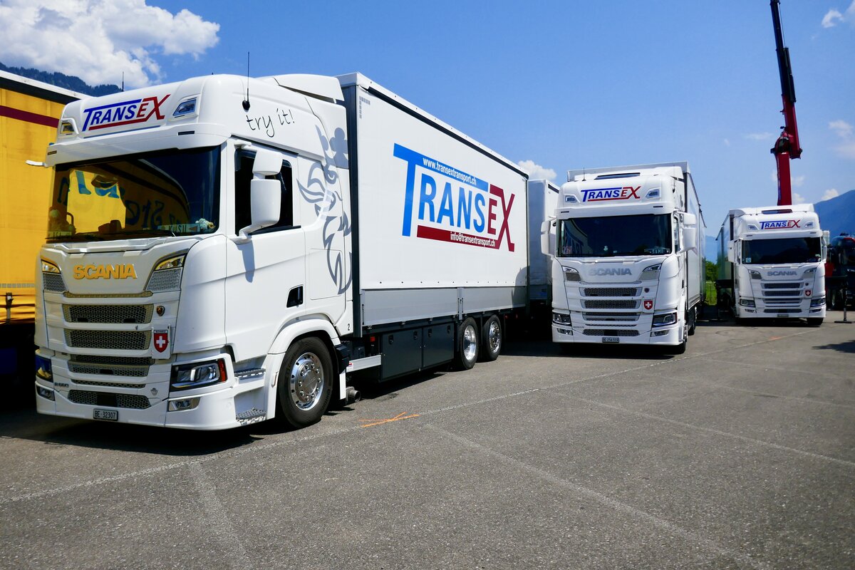 Ein Scania H�ngerzug und weitere Scania von Transex am 27.6.26 beim Trucker Festival in Interlaken.